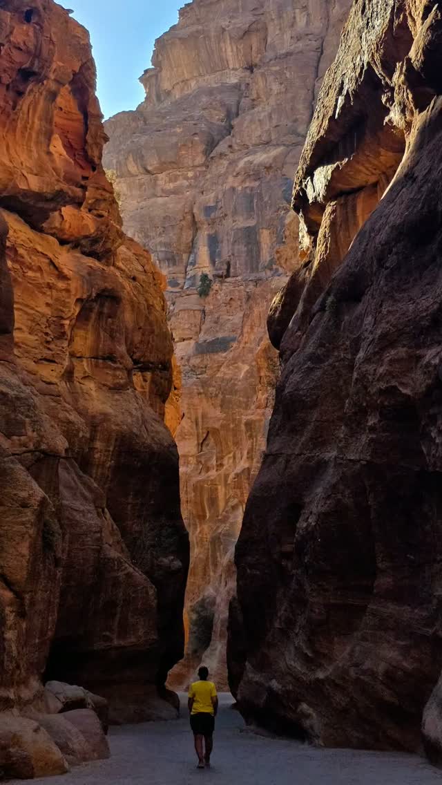Amazing #canyon in  #Petra #jordan🇯🇴 leading to the Treasury and the old city. I loved walking here and admiring the giant walls around me #naturelover💚 #middleeasttravel