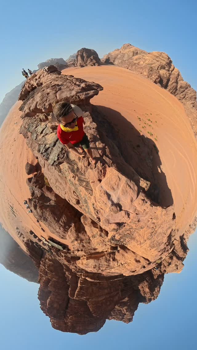 More hiking moments in #wadirum #jordan .. climbing rocks, more dunes, red sad, same beauty... Blog in the make, hence the videos 😀 #desert #naturelover💚  #hikingadventures