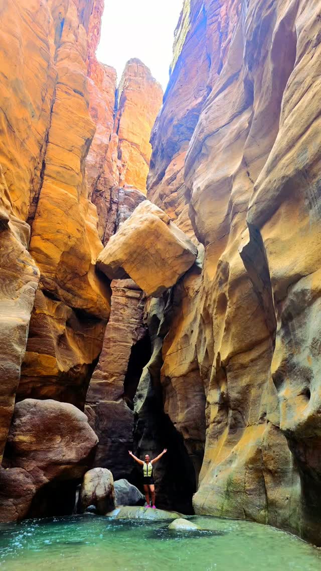 Hiking photos in the incredible canyon of  #wadimujib #jordan with a touch of 360 style 😀 #naturelover💚 #traveling